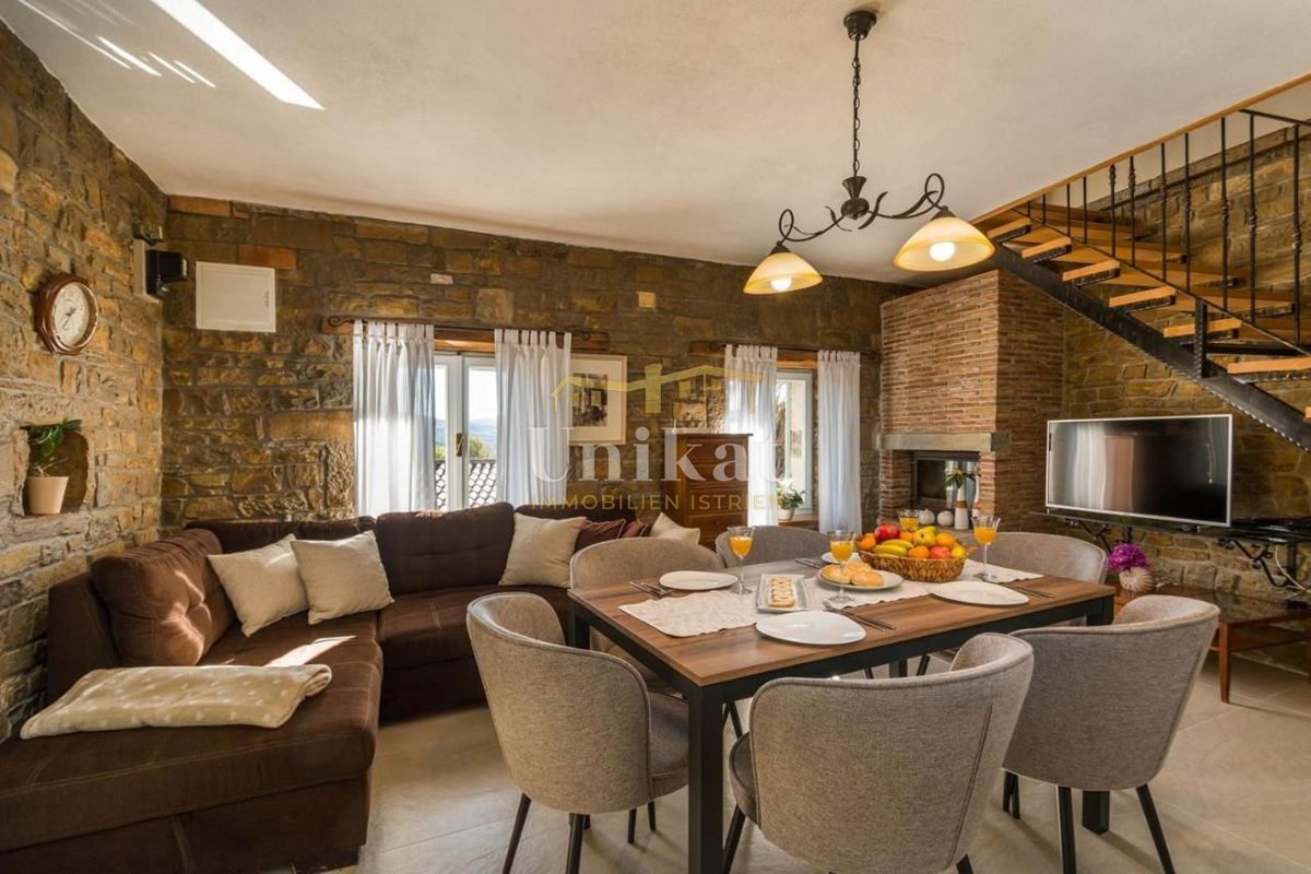 Prenovljena kamnita hiša s bazenom in pogledom na Motovun